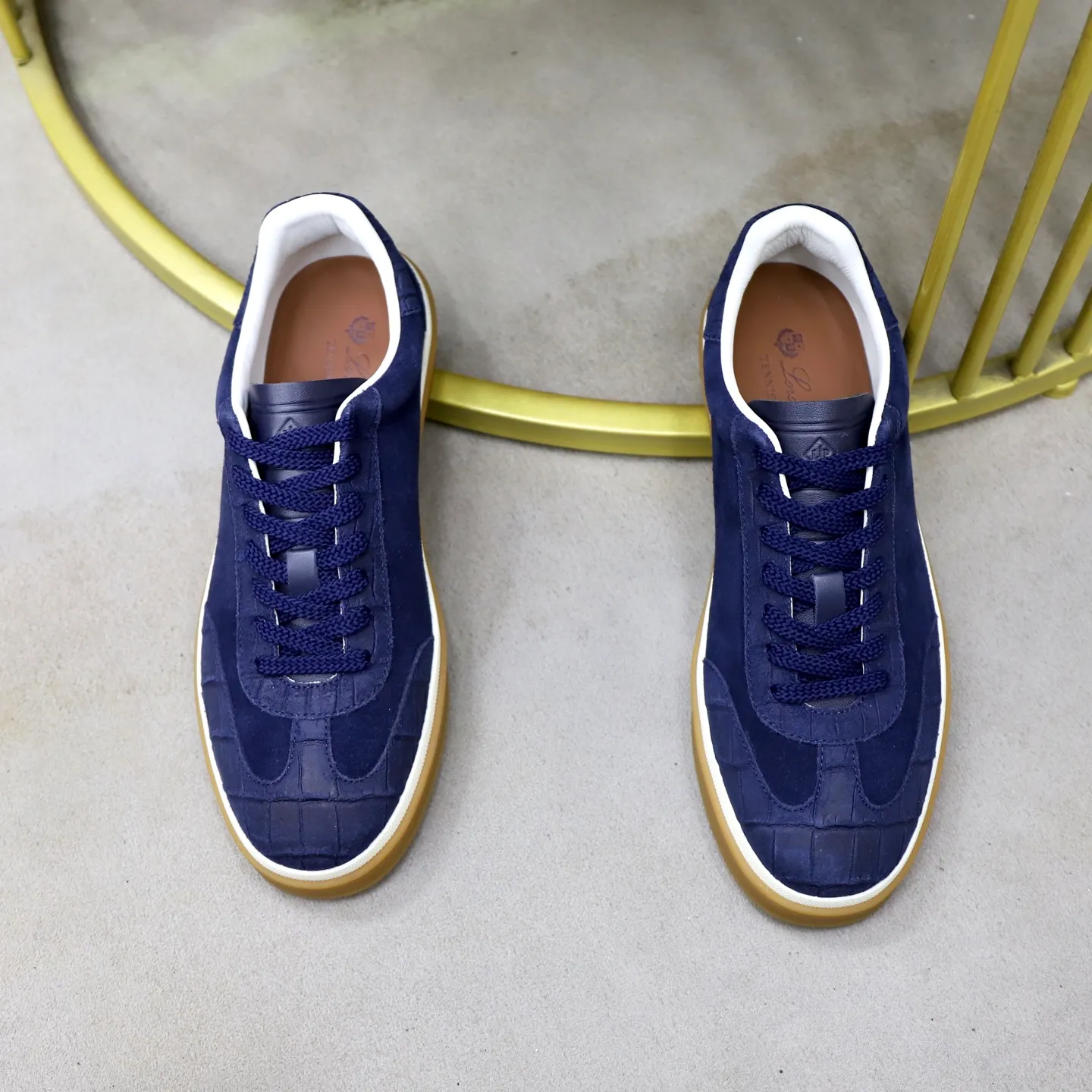 Ex-factory price: 560💰Loro Piana Tennis Walk men’s moral training sneakers! These new textured leather tennis shoes feature an ultra-low-top design for year-round wear and are water-resistant. The wrapped sole creates an effortlessly attractive color combination that harmoniously blends functionality with understated style. The ideal footwear option for urban dressing. The heel is decorated with a soft calfskin tongue with Kummel color inserts and an embossed LP logo. Cotton shoelaces. Material: Upper: Gray woven stitching with cowhide accents! Sole: Rubber lining: Cow leather original rubber sole, excellent foot comfort, complete package! Size: 38-39-40-41-42-43-44 leather shoe size (4546 can be customized)